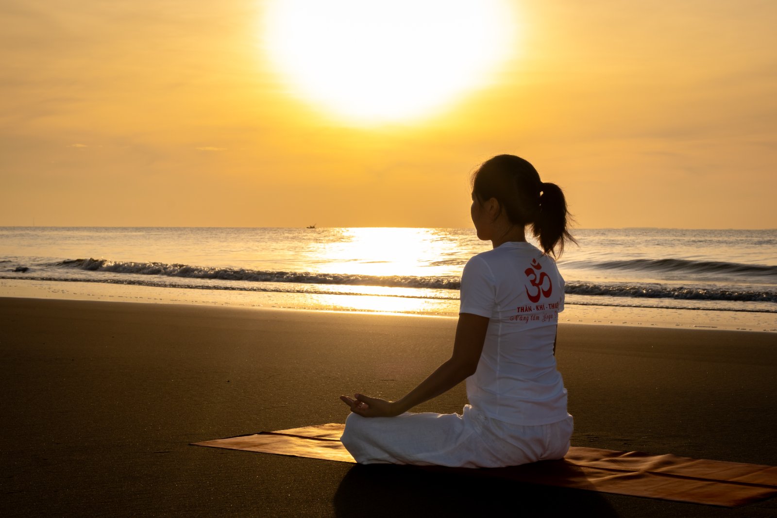 Thiền yoga bình minh trên biển Hải Tiến